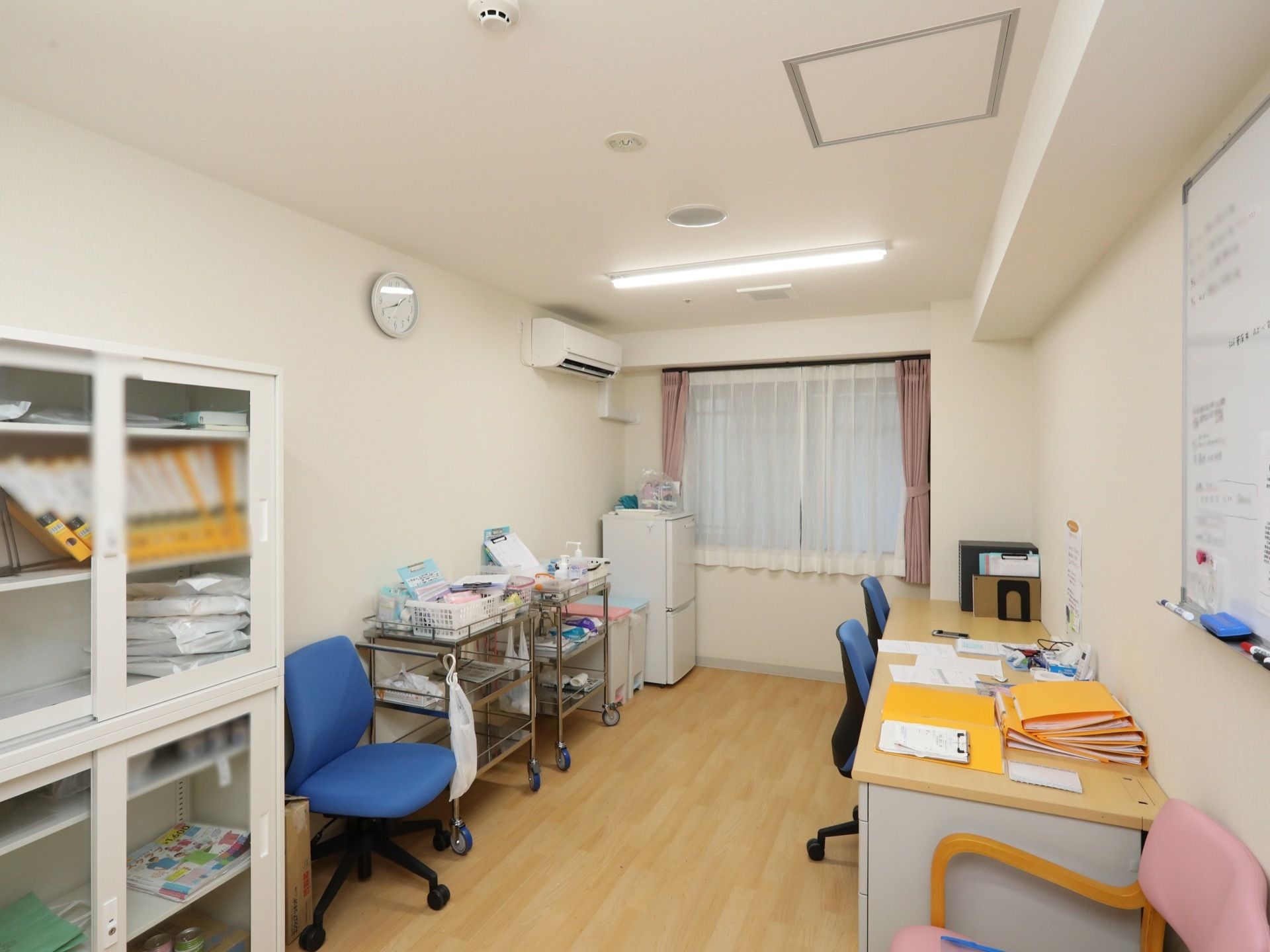 健康管理室が施設内に設置されている。体について気になることを相談することができる。エアコン完備で快適な空間である。