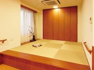 畳敷きの和室は個上がりとなっていて、大きな収納スペースも付いている。