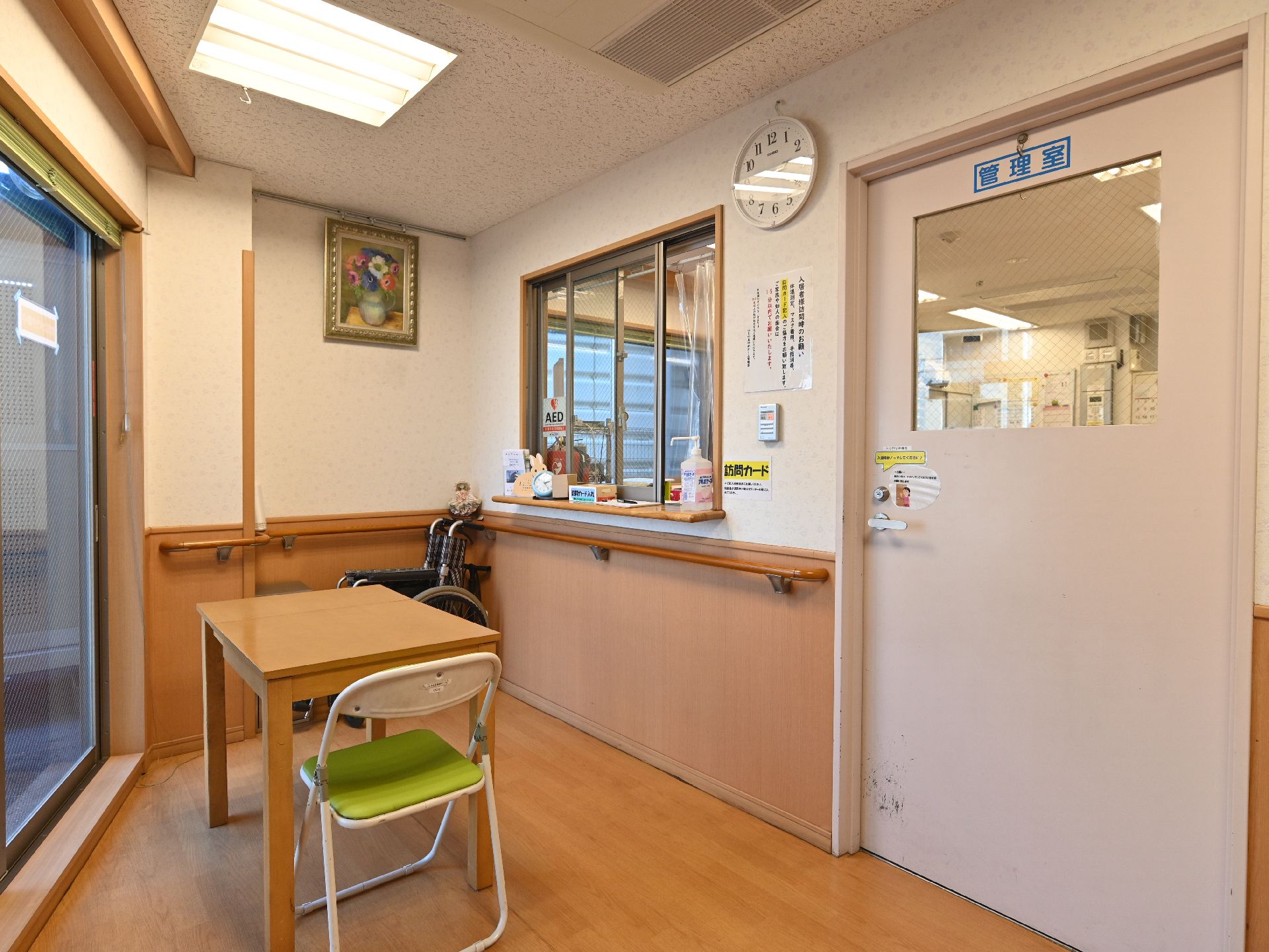 感染予防を強く配慮した装置が取り付けられている受付