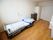 フローリングの部屋に介護用ベッドが１台設置され、チェストとクローゼットが１台ずつ置かれている。ベッドの近くには通報装置も付いている。