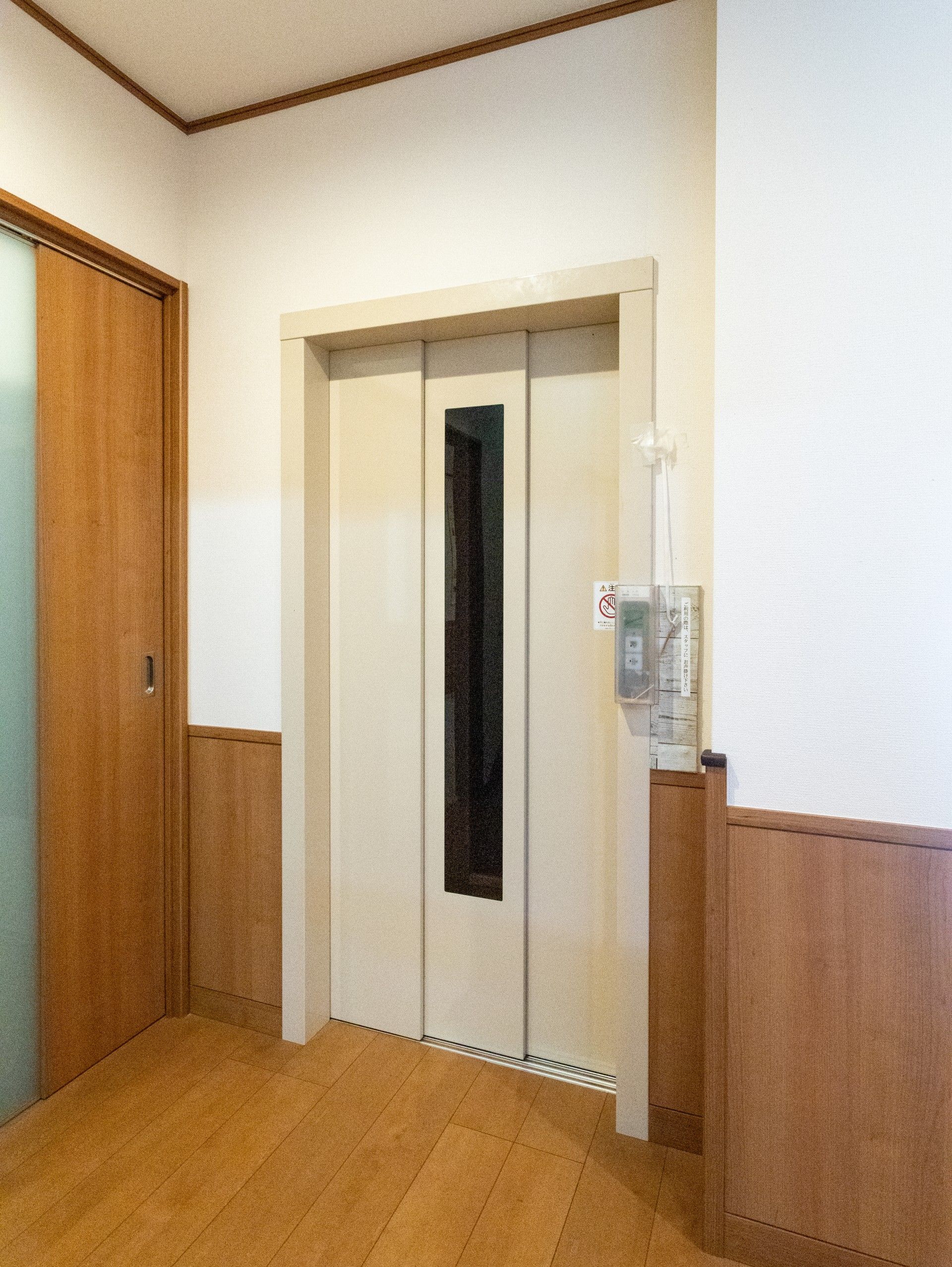 バリアフリー設計のエレベーター