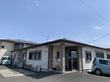 青空の下の建物外観