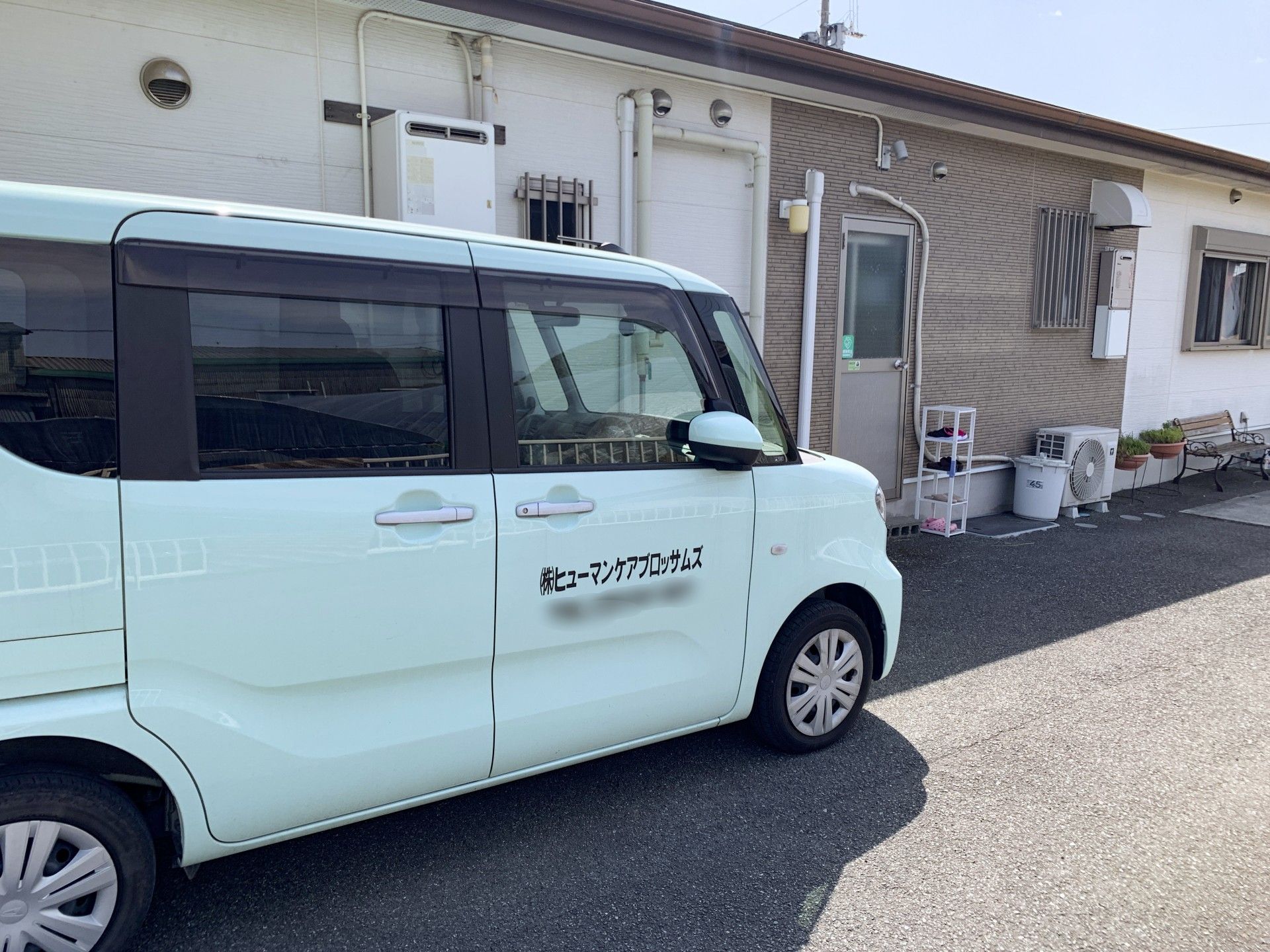 送迎車と建物の外観