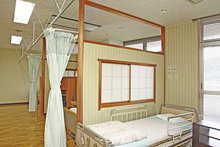 明るい個室のベッド