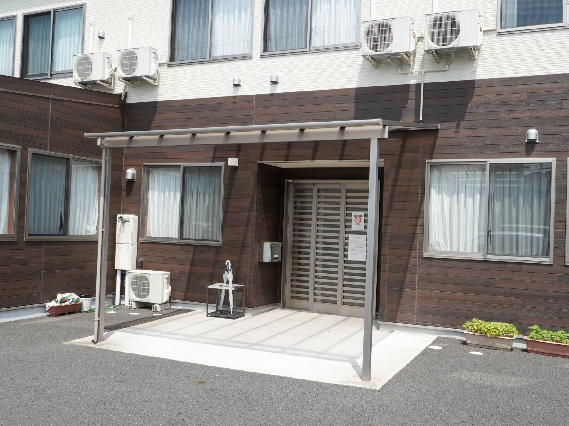 車椅子の人でも楽に移動できるように段差を排除した介護施設の外観