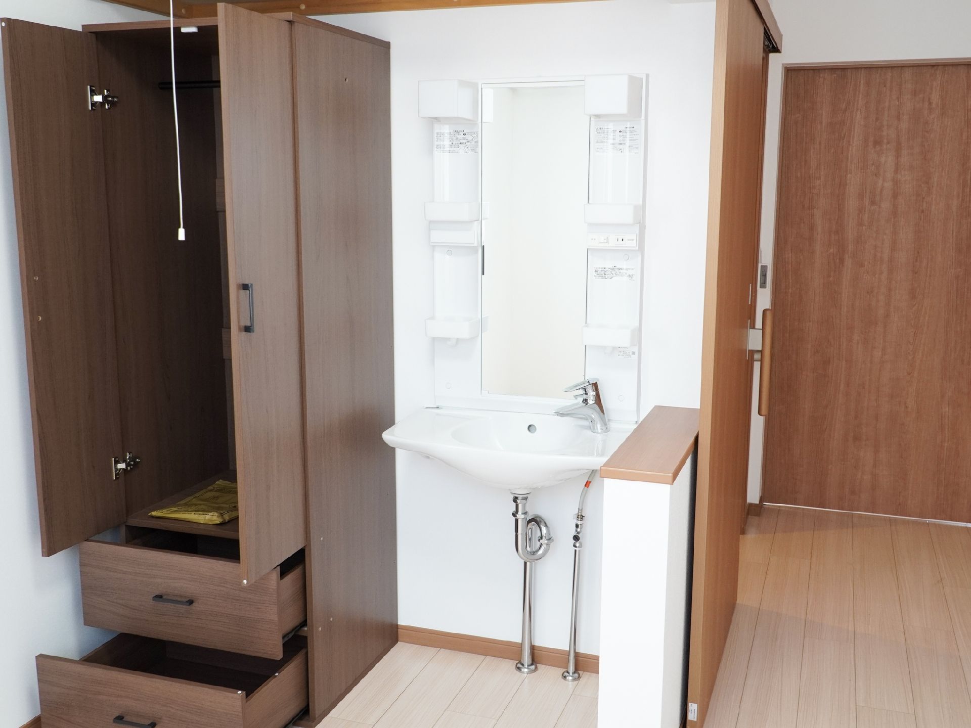 通路に段差が無く、出入口のドアが引き戸になっている居室