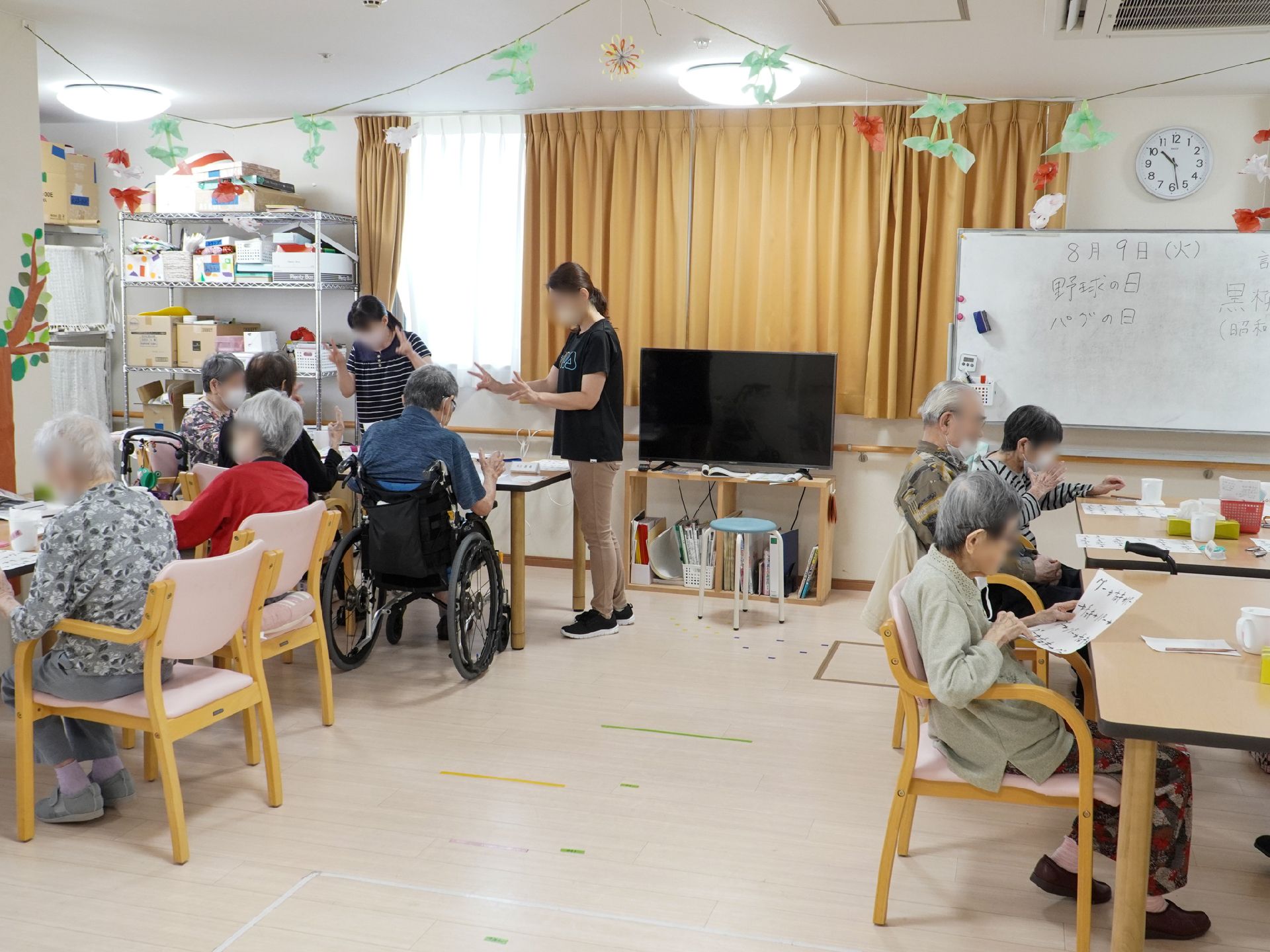 椅子やテーブルが設置され、コミュニケーションや趣味などで利用されている共有スペース