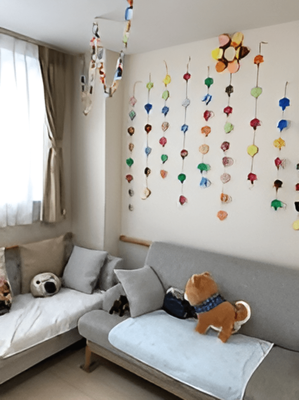 ライトグレーのソファが二つセットされた共有スペース。ソファの上には犬のぬいぐるみも置かれている。