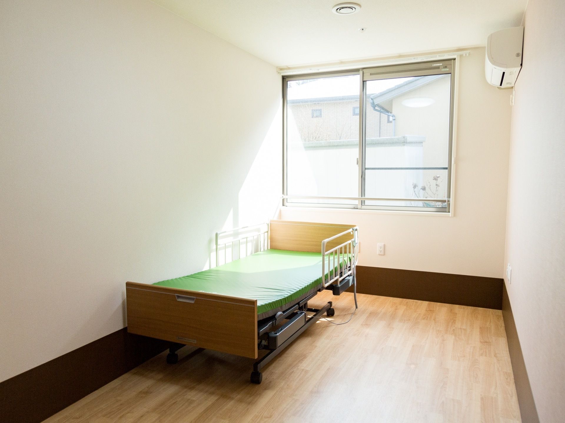 部屋の奥に窓がある造りのワンルームである。エアコンが設置してあり、室温調節が可能だ。可動式ベッドが備わっている。