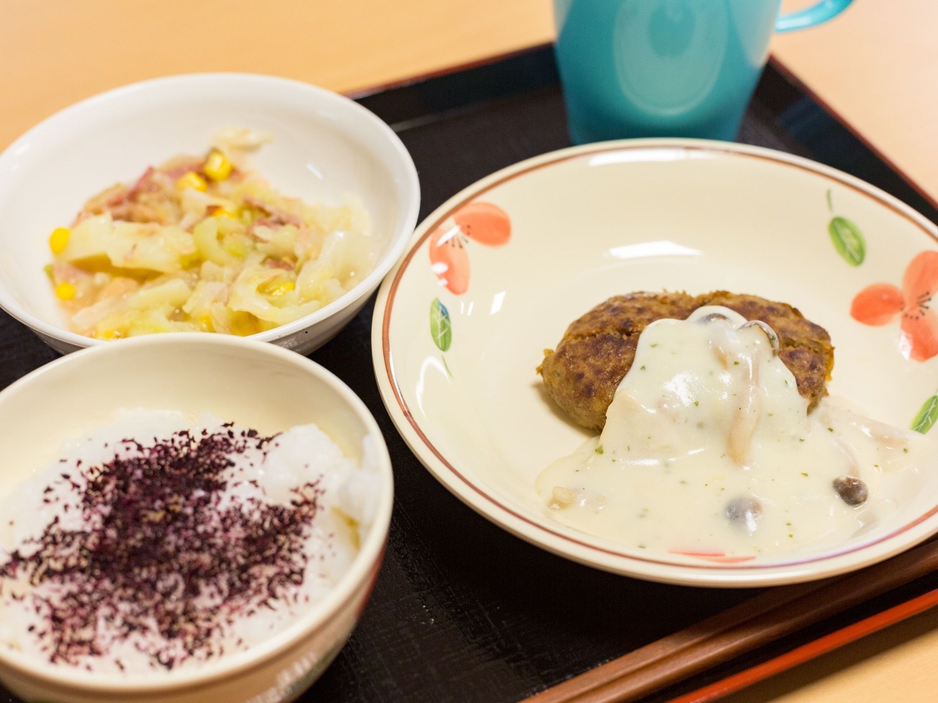 ハンバーグやふりかけのかかったご飯など、家庭的な食事を提供している。手作りのソースを添えるなど、手間ひまかけた献立である。