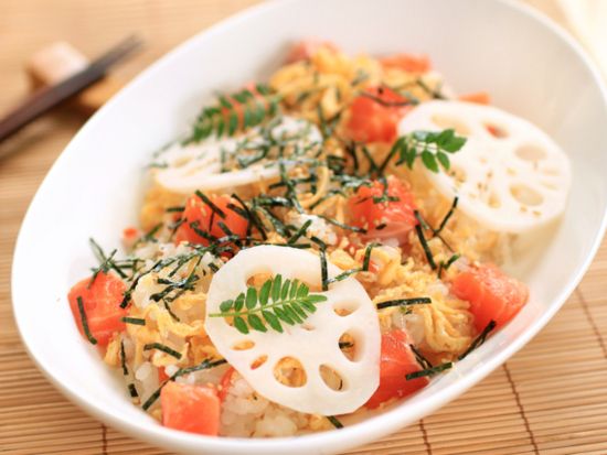 蓮根や錦糸卵をトッピングしたちらし寿司