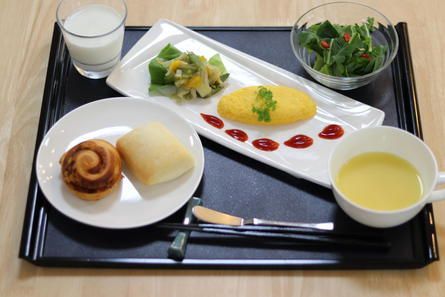 オムレツとパンとスープとサラダのセット