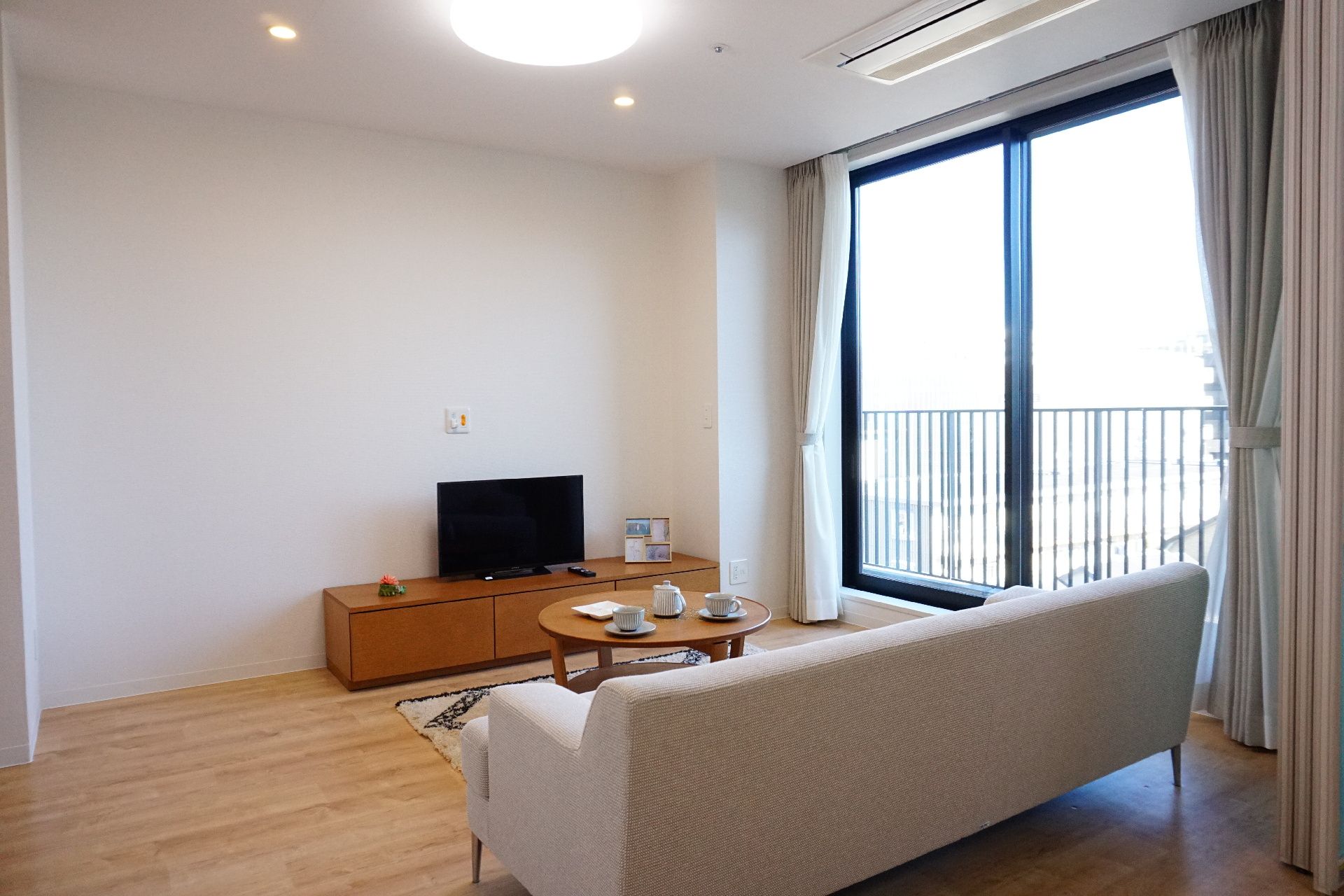 窓から日差しが入り、テレビやソファーが置かれている居室