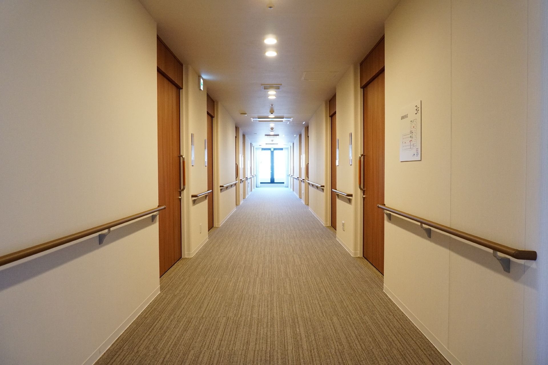 手すりが設置された、各部屋につながる廊下