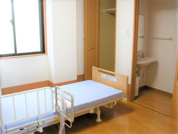 収納とトイレがついている施設内の個室。一人用のワンルーム