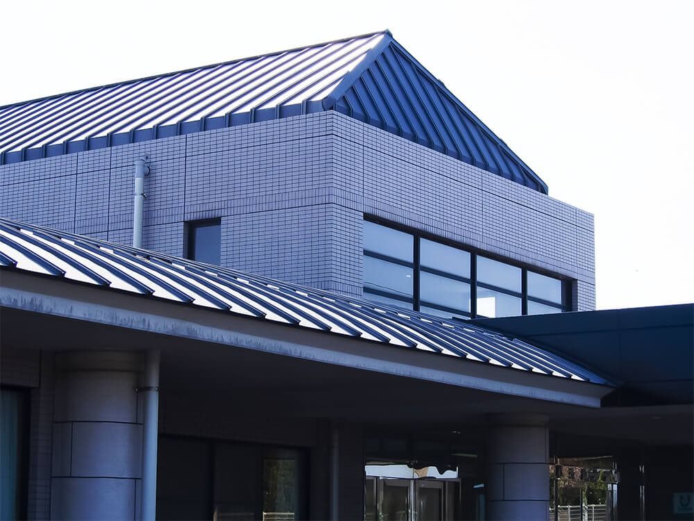 大きな窓のある建物