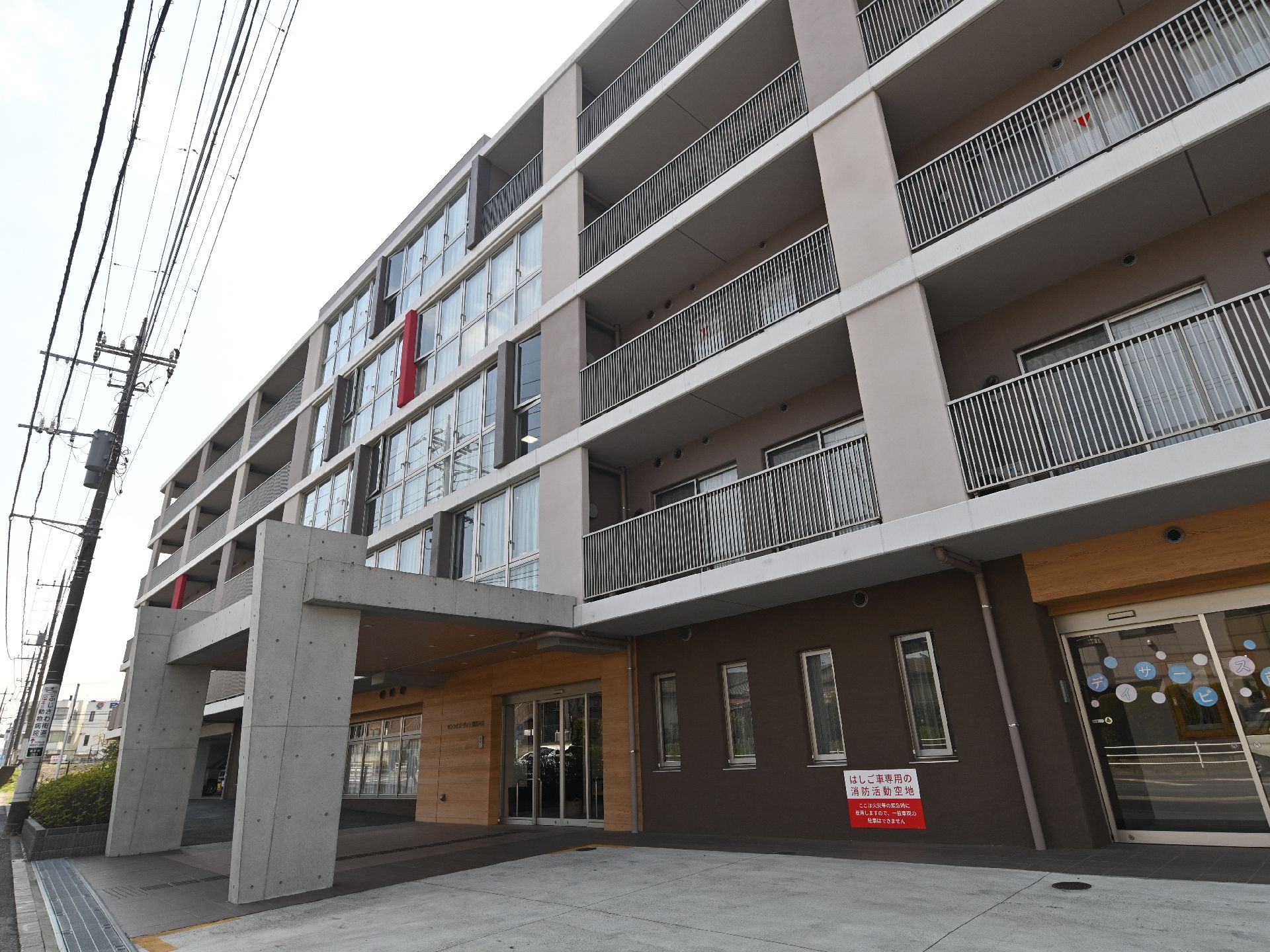 近隣に駐車場が設置されている介護施設の外観