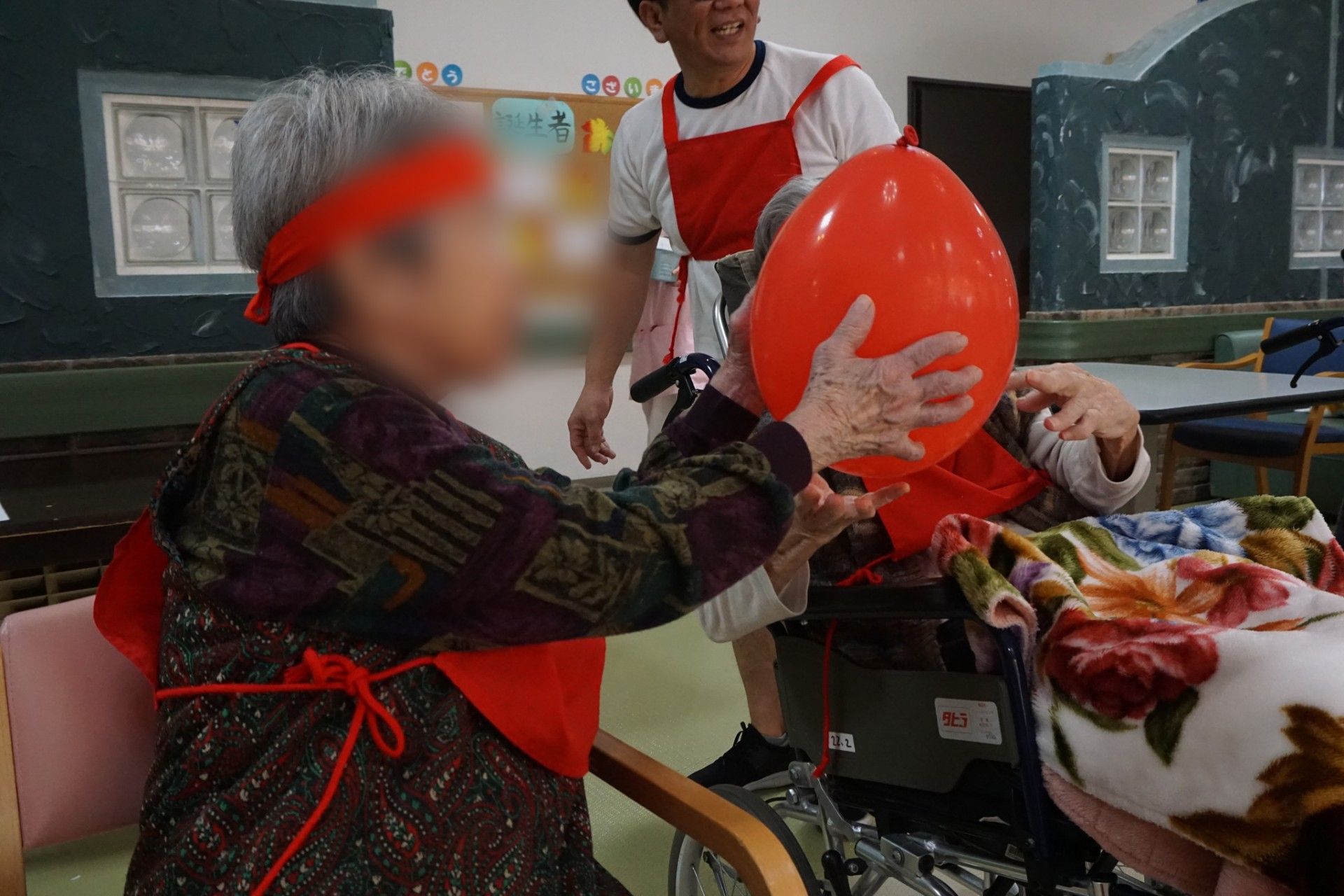 風船で遊ぶ様子の室内