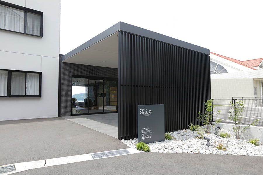 モダンな建物のエントランス