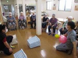 振り向く高齢女性と目を合わせる女性ヘルパー