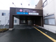 介護施設のエントランスと駐車場