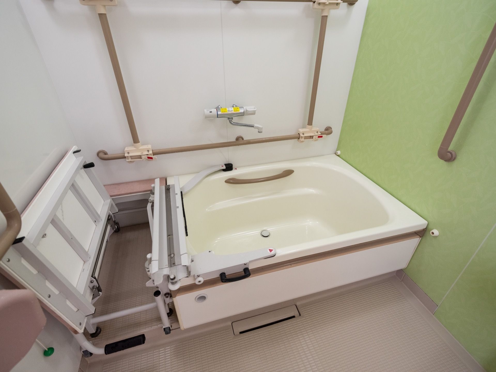 浴室は、３壁面囲まれた位置に浴槽がある。壁面には、縦横に2本ずつ手すりが取り付けられ、浴槽を出入りする位置にも手すりがある。