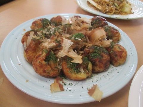 「ライフパートナー堺」のたこ焼き。ふっくらして食べやすいたこ焼きである。
