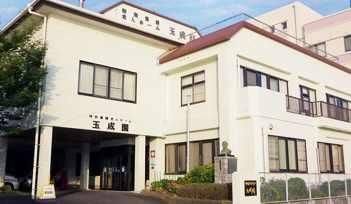 ゆったりとしたエントランスの建物