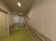 明るい廊下とトイレの入口