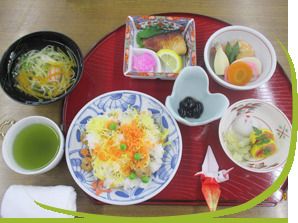 色鮮やかなちらし寿司と煮物や焼き魚が並ぶ特別食