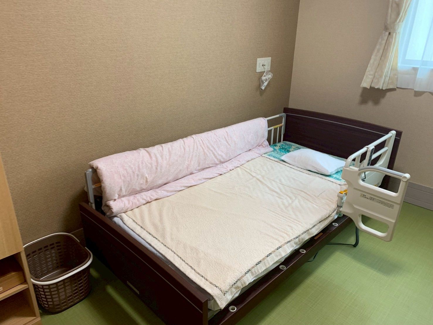 落ち着いた色合いの居室