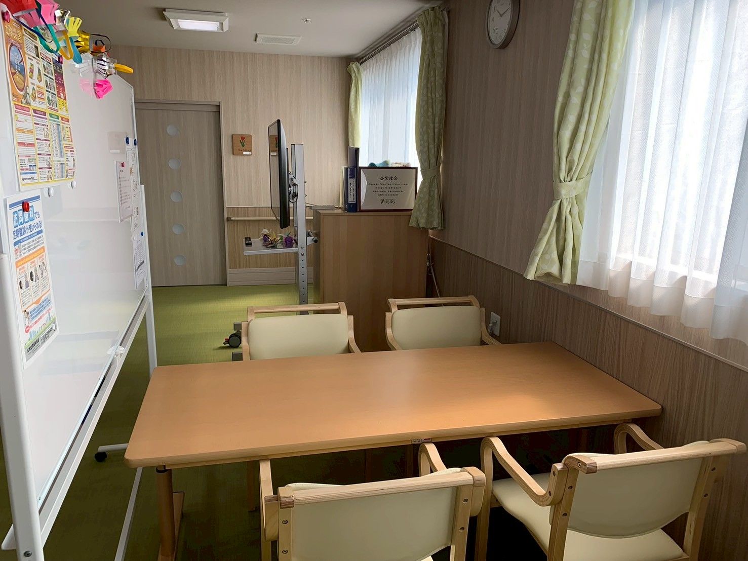 明るい窓際のテーブル