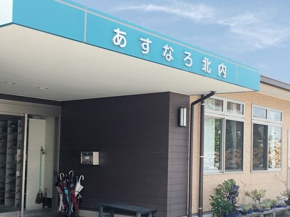 玄関の屋根の下にはベンチや傘立てが置かれている。