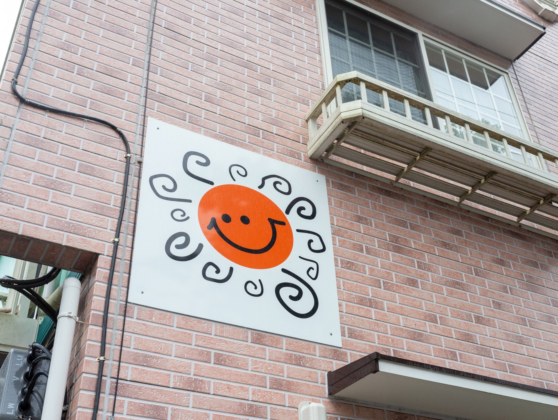 笑顔のマークの看板