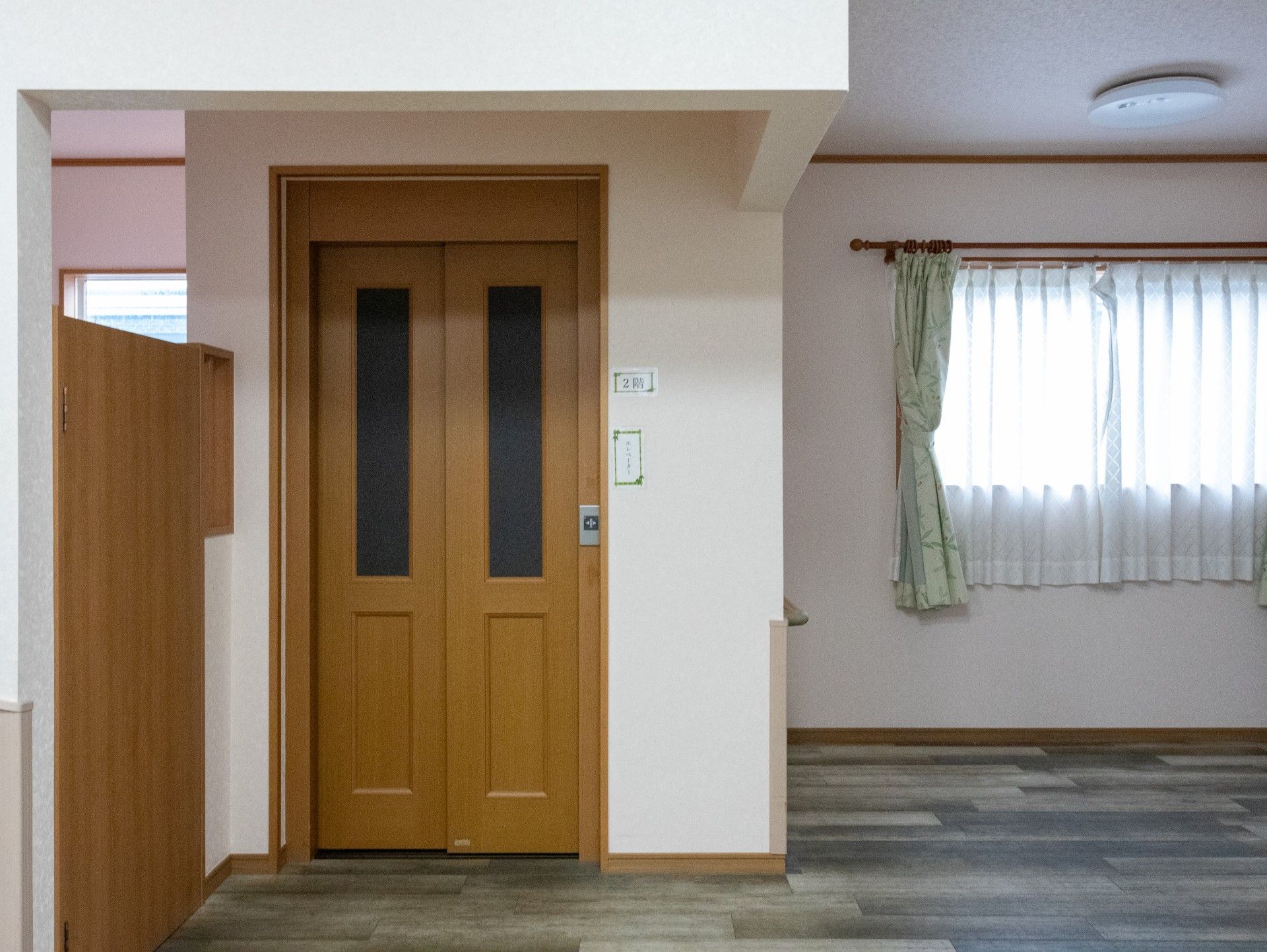 落ち着いた雰囲気の居室入口