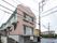 落ち着いた外観の建物