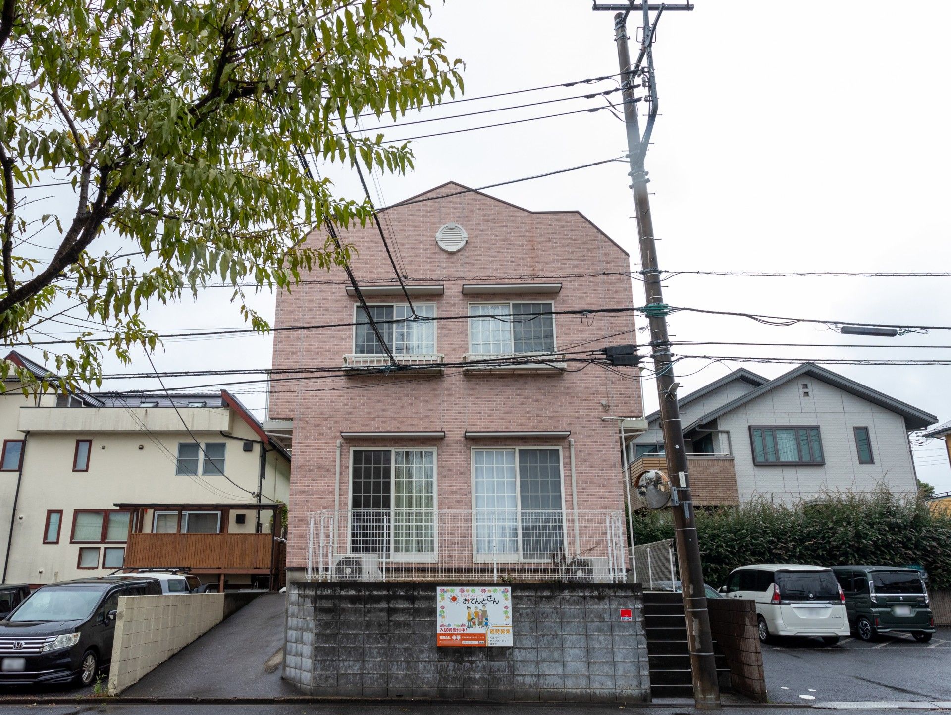 落ち着いた雰囲気の建物外観