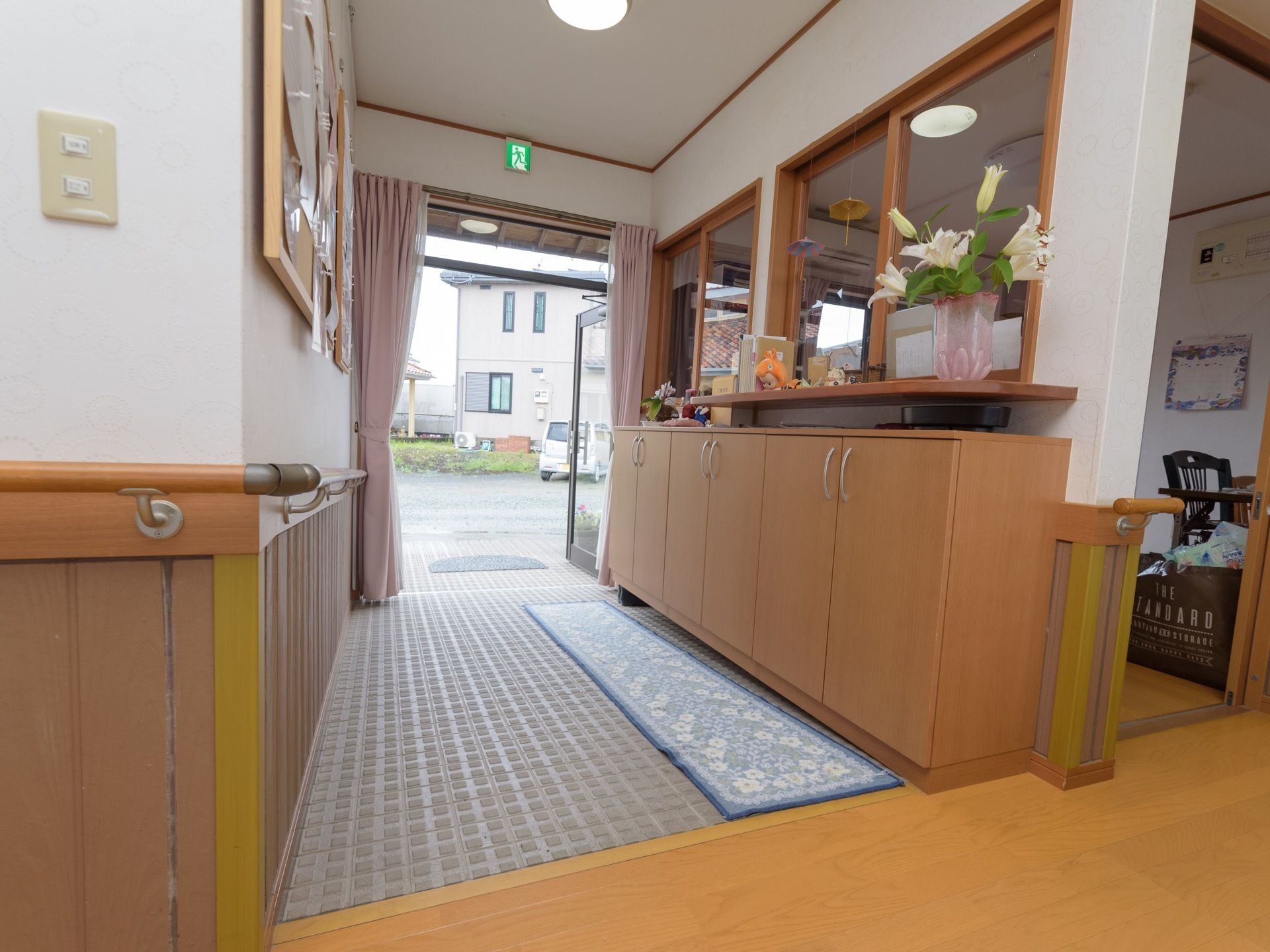 窓口と下駄箱の設置されたバリアフリー設計の玄関