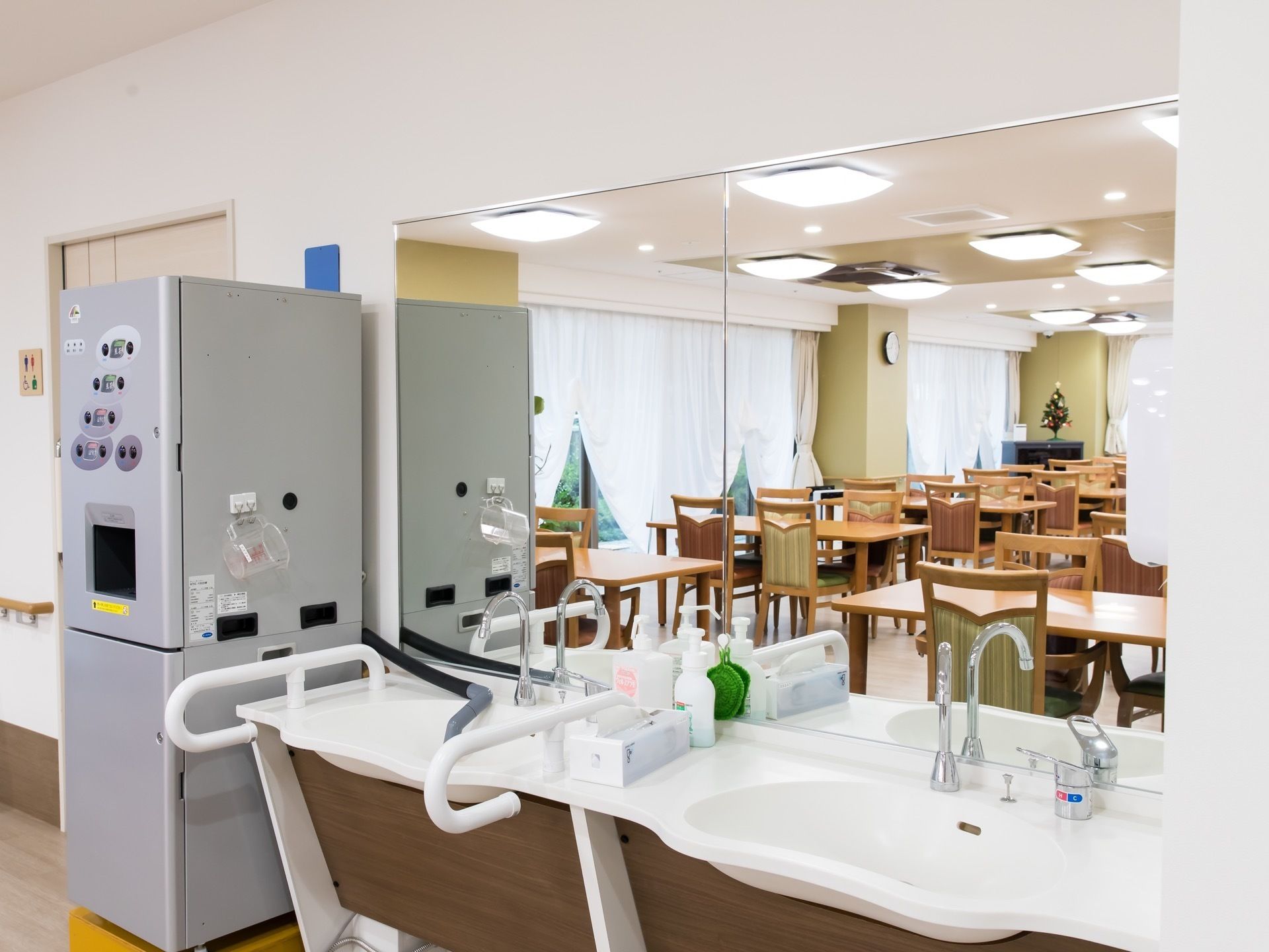 レバー式の水栓が採用された洗面台が設置されている。その隣には給茶機があり、食事の際に自由に飲むことができる。