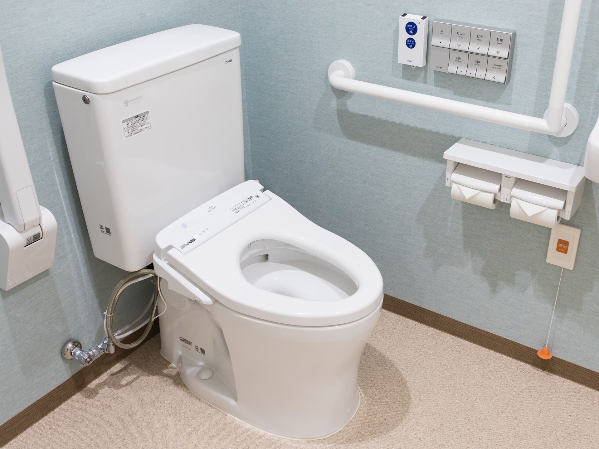 温水洗浄便座が採用された洋式トイレである。壁に操作ボタンがあり、操作がしやすくなっている。壁に呼び出しボタンがある。