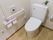 清潔感のあるトイレになっている。壁には手すりが設置されており、立ち上がる際に体を支えることができる。呼出しボタンが取り付けられている。