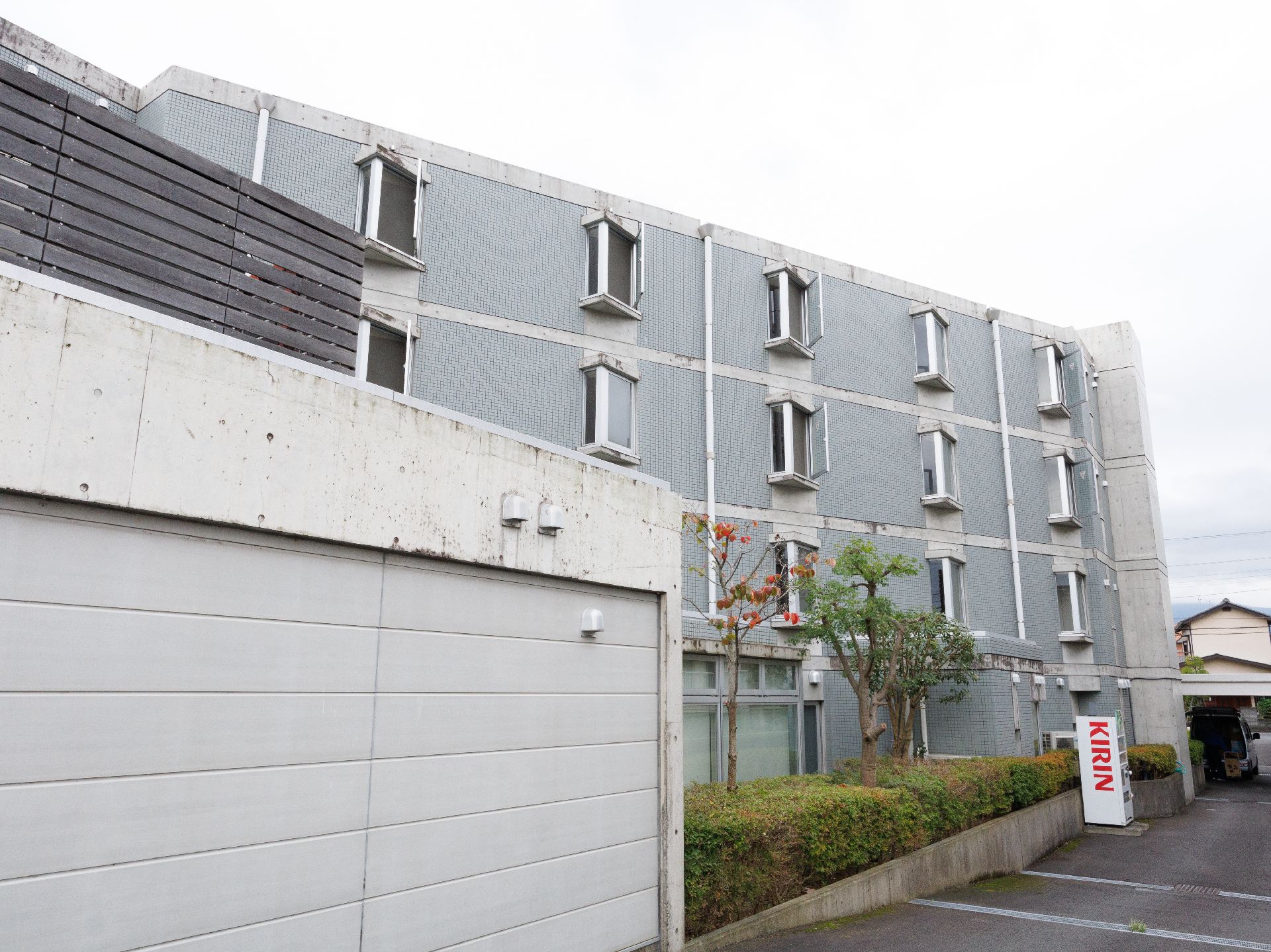 駐車場から撮影した介護施設の外観