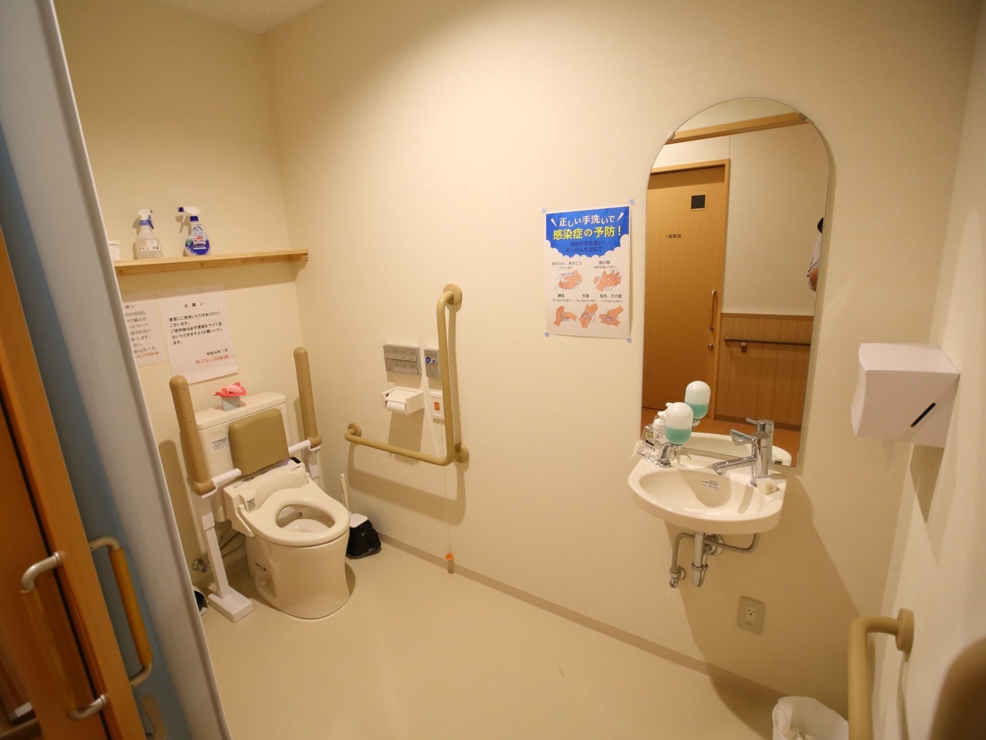 トイレは余裕がある広さで、便器には背もたれと肘掛け、壁際に手すりがある。また、大きな鏡がついた洗面台もある。