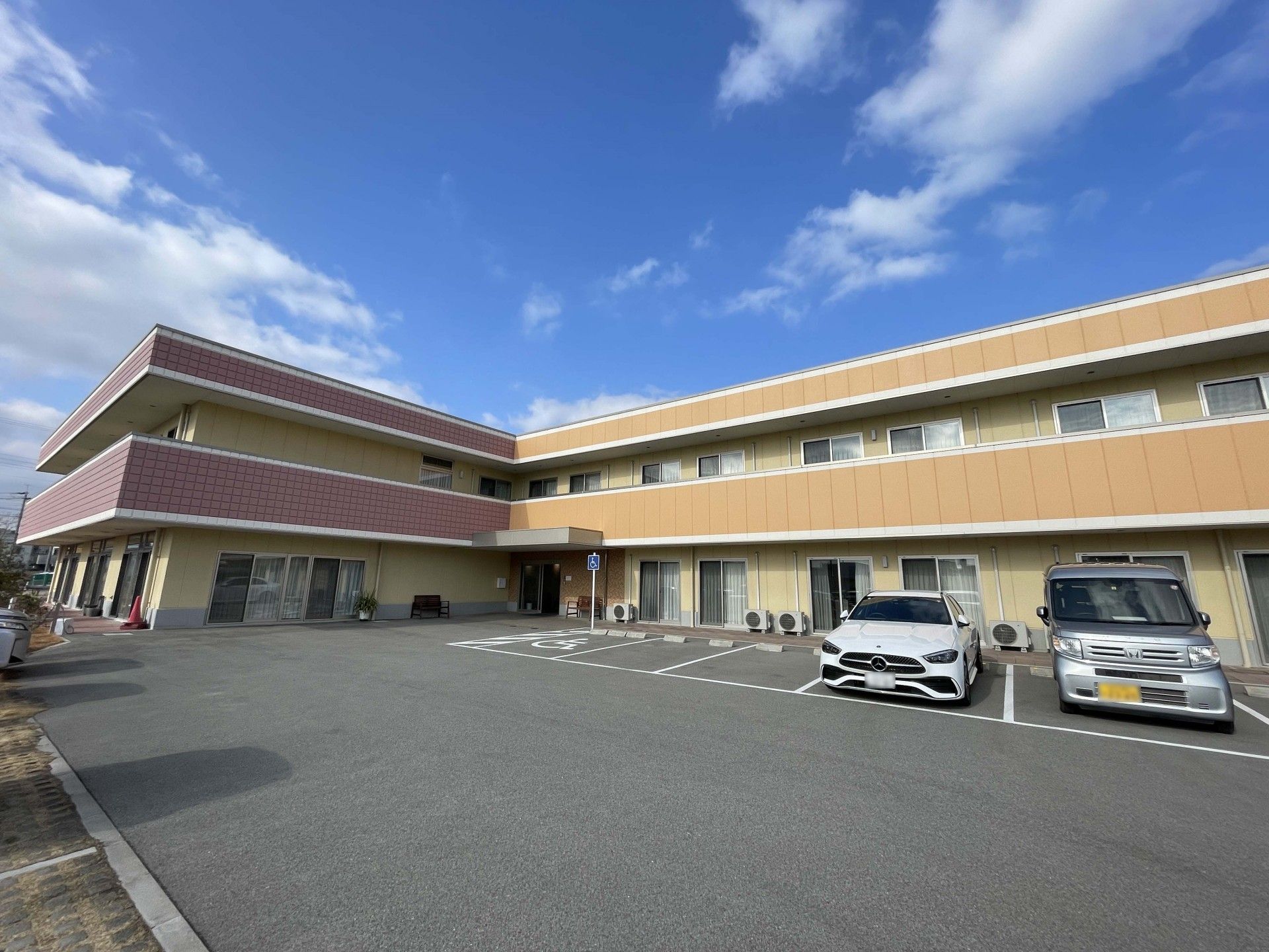 広々とした建物の外観