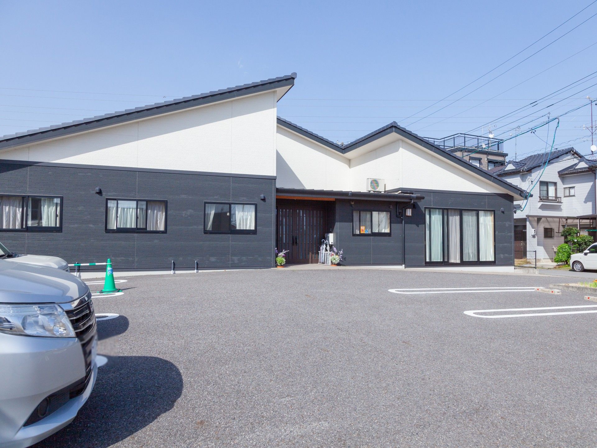 広い間取りで手すりが複数設置されている洋式トイレ