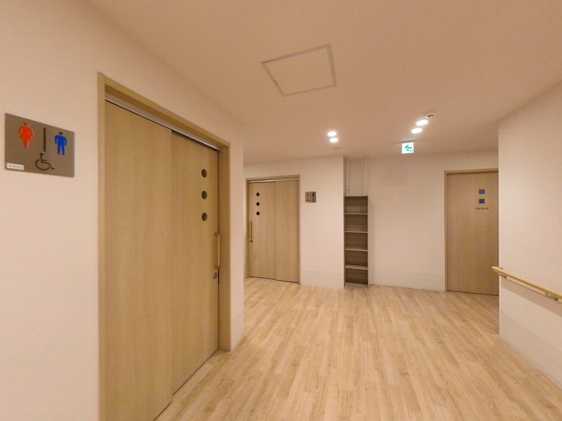 拍手をする高齢女性と女性スタッフ