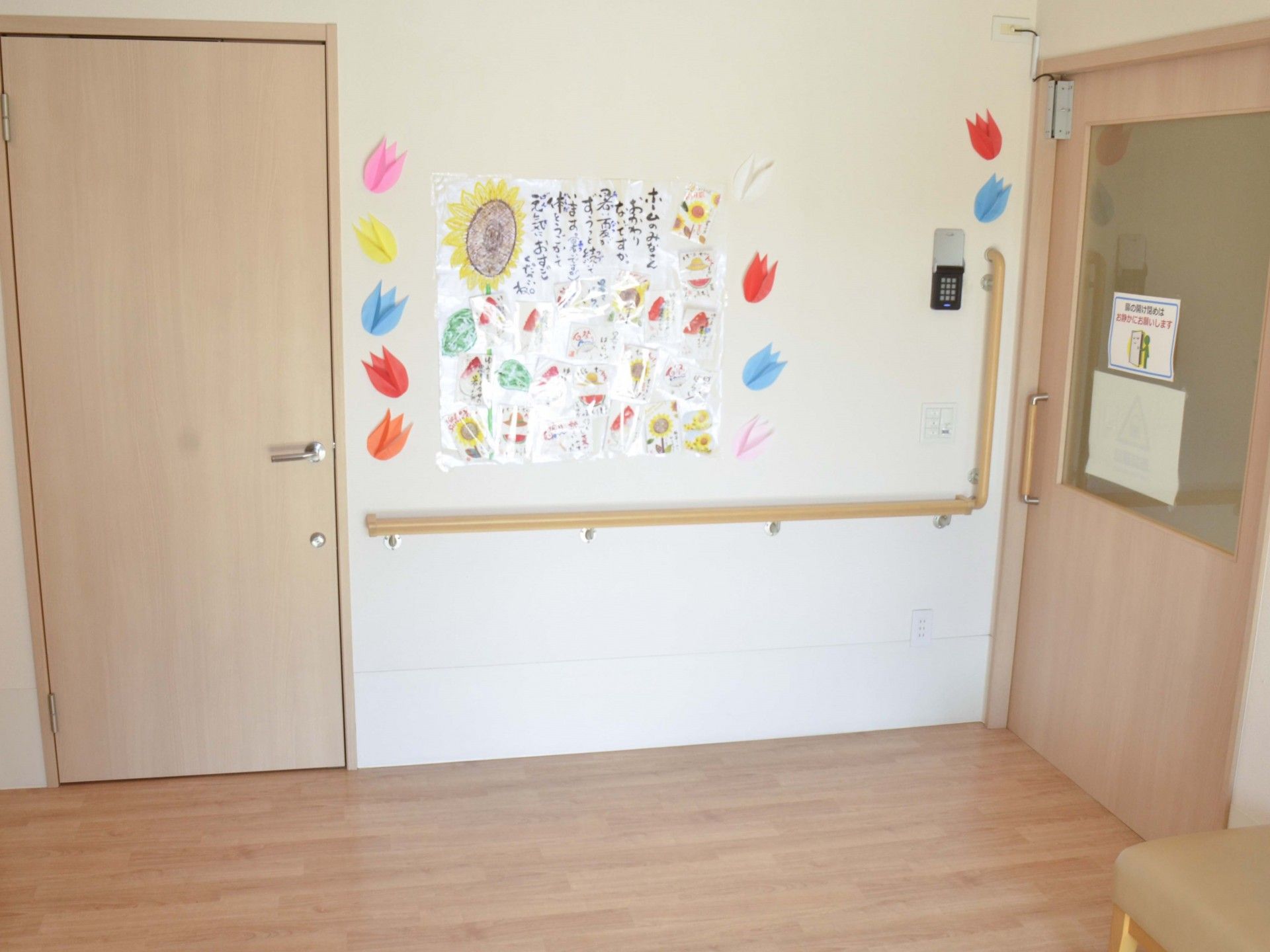 明るい壁の部屋