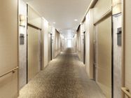 両側に個室のドアが並んでいる施設内の様子。オールバリアフリーのゆかがつづいている施設内