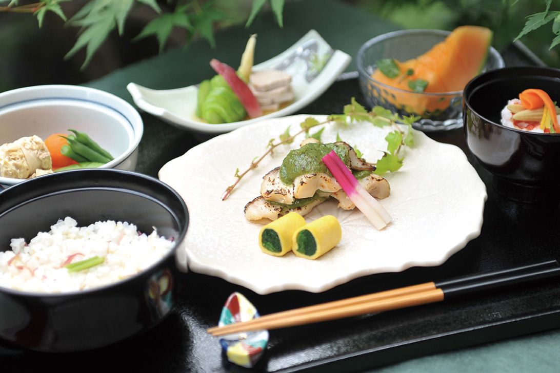 焼き魚と野菜の煮物、炊き込みご飯とメロンのデザートが付いた献立