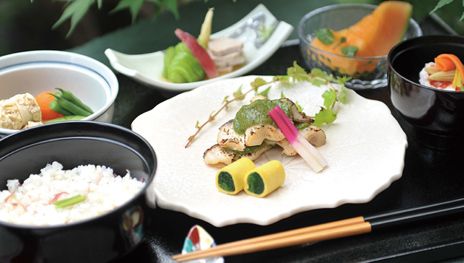 魚の焼き物やメロンのデザートが付いた和食